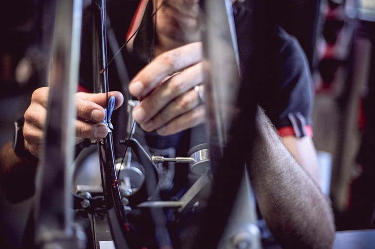 assemblage des roues artisanales